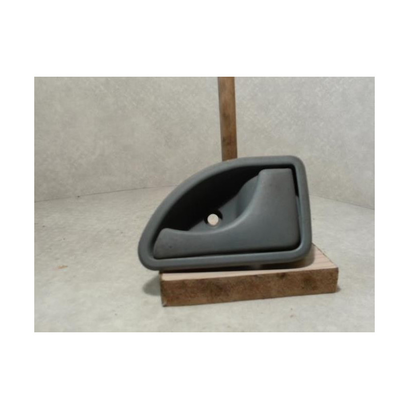 Poignee interieur avant droit RENAULT TWINGO 1 PHASE 1 d’occasion