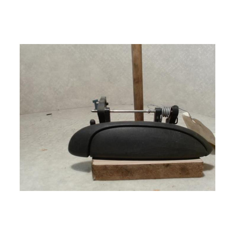 Poignee porte avant droit RENAULT CLIO 2 PHASE 1 d’occasion
