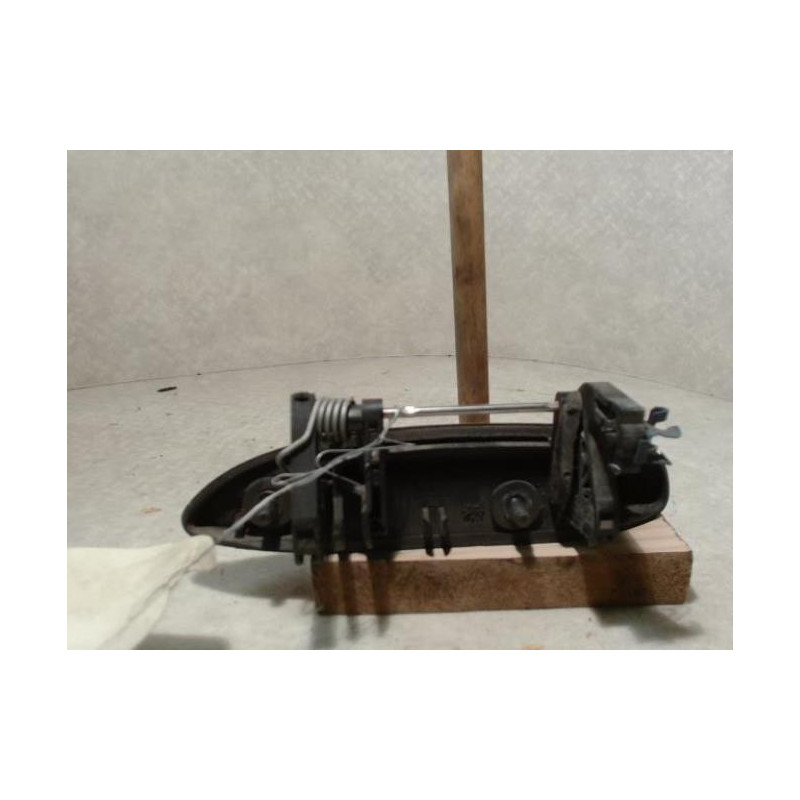 Poignee porte avant droit RENAULT CLIO 2 PHASE 1 d’occasion
