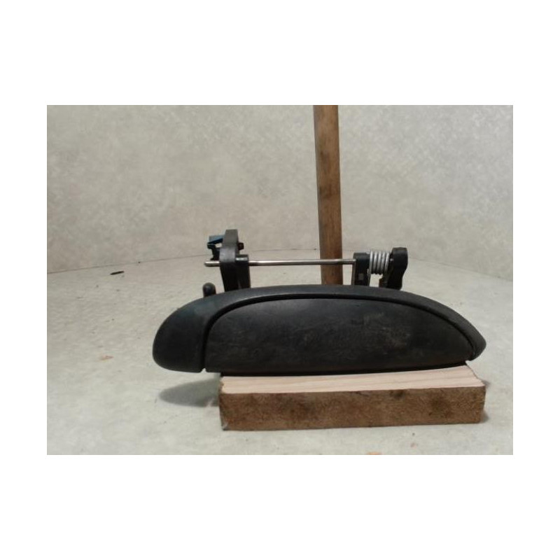 Poignee porte avant droit RENAULT CLIO 2 PHASE 1 d’occasion