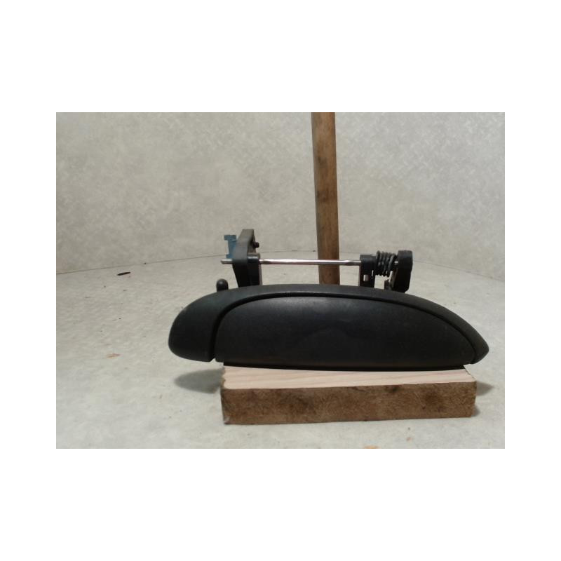 Poignee porte avant droit RENAULT CLIO 2 PHASE 1 d’occasion