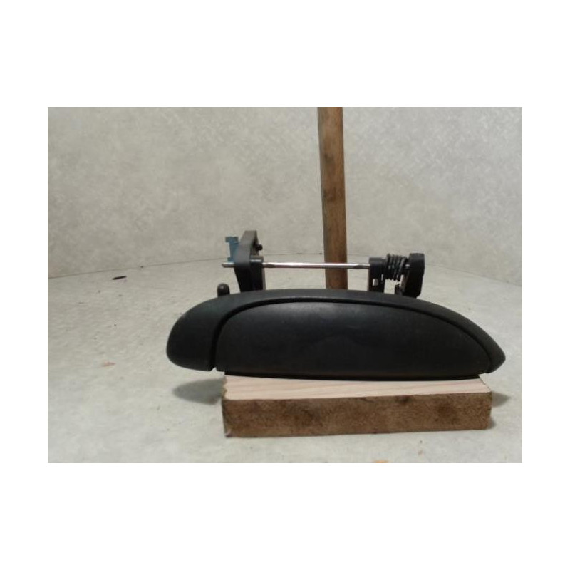 Poignee porte avant droit RENAULT CLIO 2 PHASE 1 d’occasion