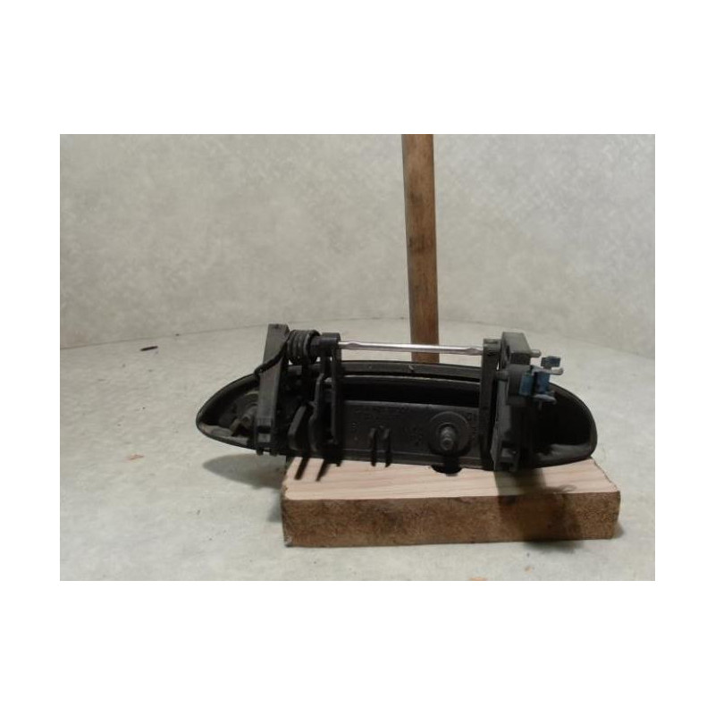 Poignee porte avant droit RENAULT CLIO 2 PHASE 1 d’occasion