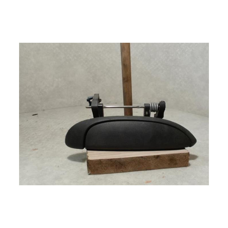 Poignee porte avant droit RENAULT CLIO 2 PHASE 1 d’occasion