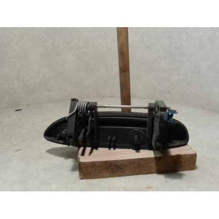 Poignee porte avant droit RENAULT CLIO 2 PHASE 1 d’occasion
