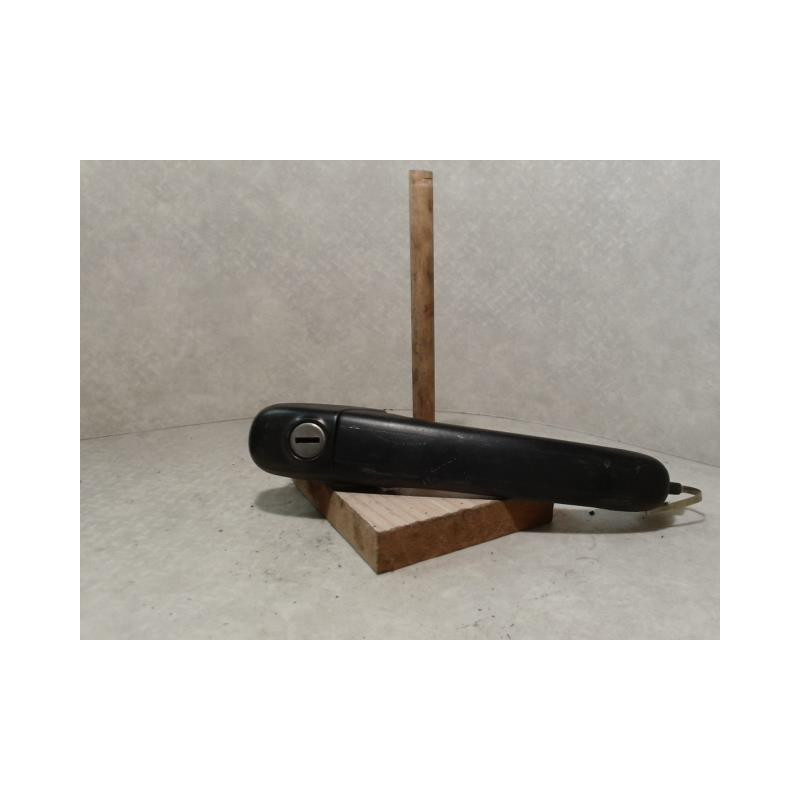 Poignee porte avant gauche VOLKSWAGEN POLO 3 PHASE 1 d’occasion