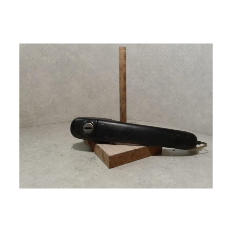 Poignee porte avant gauche VOLKSWAGEN POLO 3 PHASE 1 d’occasion