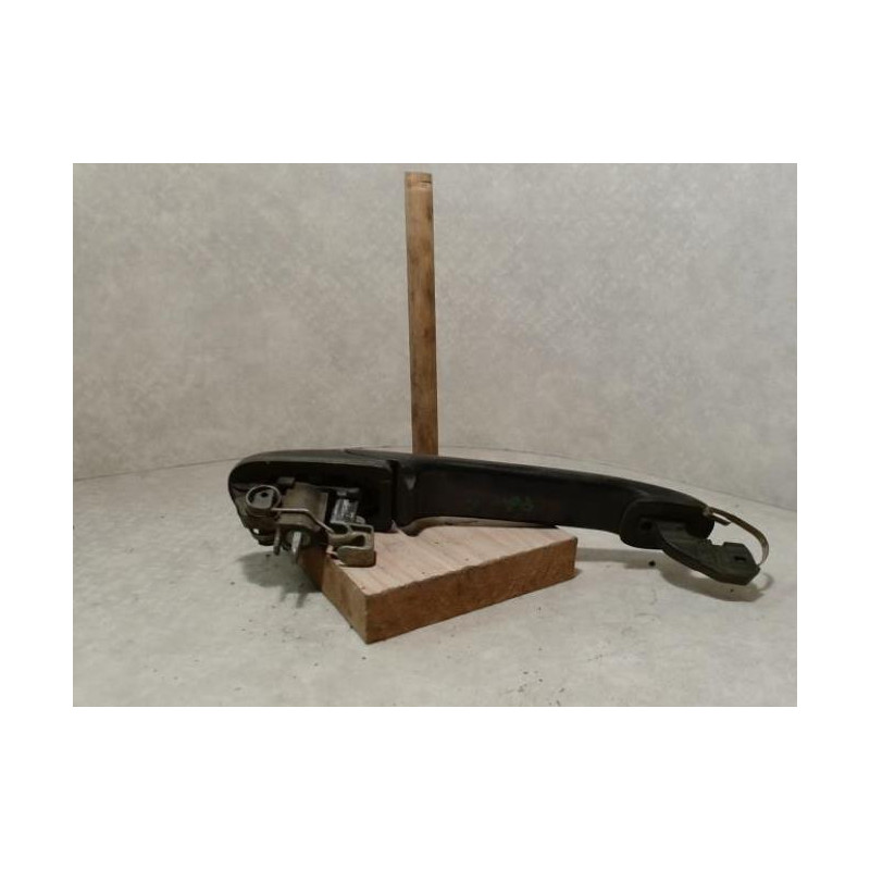 Poignee porte avant gauche VOLKSWAGEN POLO 3 PHASE 1 d’occasion