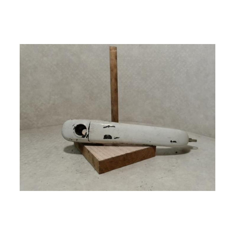 Poignee porte avant droit VOLKSWAGEN POLO 3 PHASE 1 d’occasion