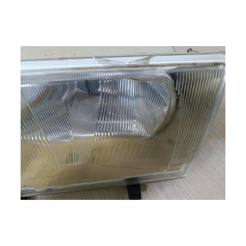 Optique avant principal droit (feux)(phare) LADA SAGONA d’occasion