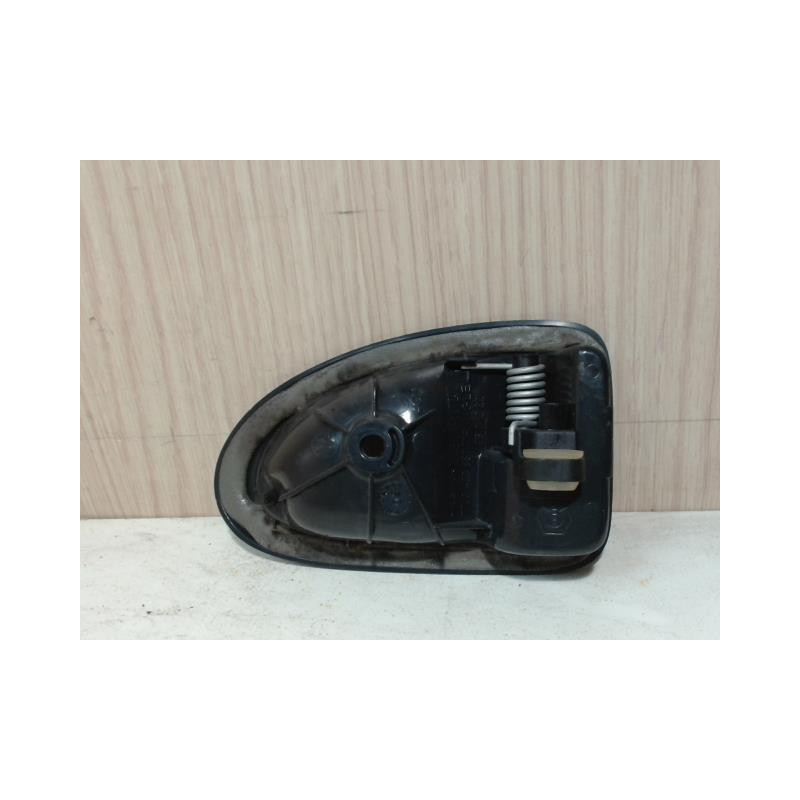 Poignee interieur avant gauche RENAULT CLIO 2 PHASE 2 d’occasion