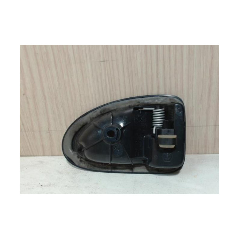 Poignee interieur avant gauche RENAULT CLIO 2 PHASE 2 d’occasion