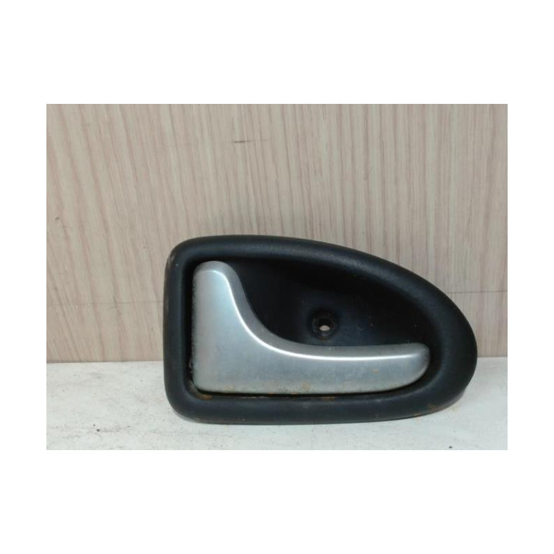 Poignee interieur avant gauche RENAULT CLIO 2 PHASE 2 d’occasion