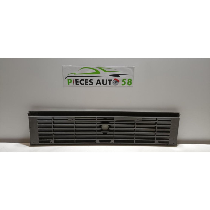 Calandre RENAULT R6 d’occasion