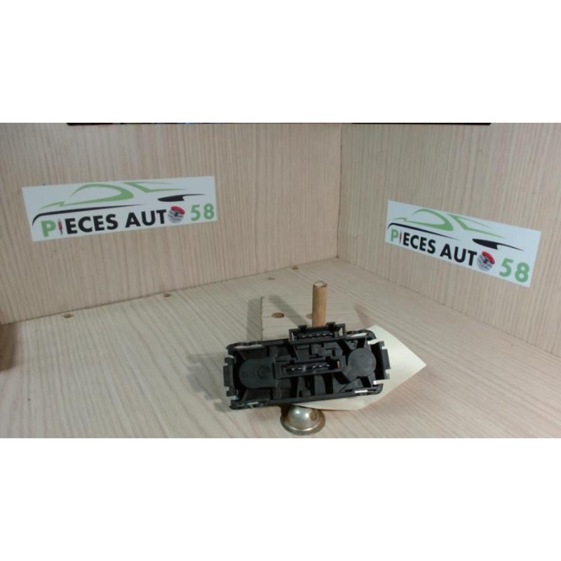 Platine feu arriere droit OPEL OMEGA A BREAK d’occasion