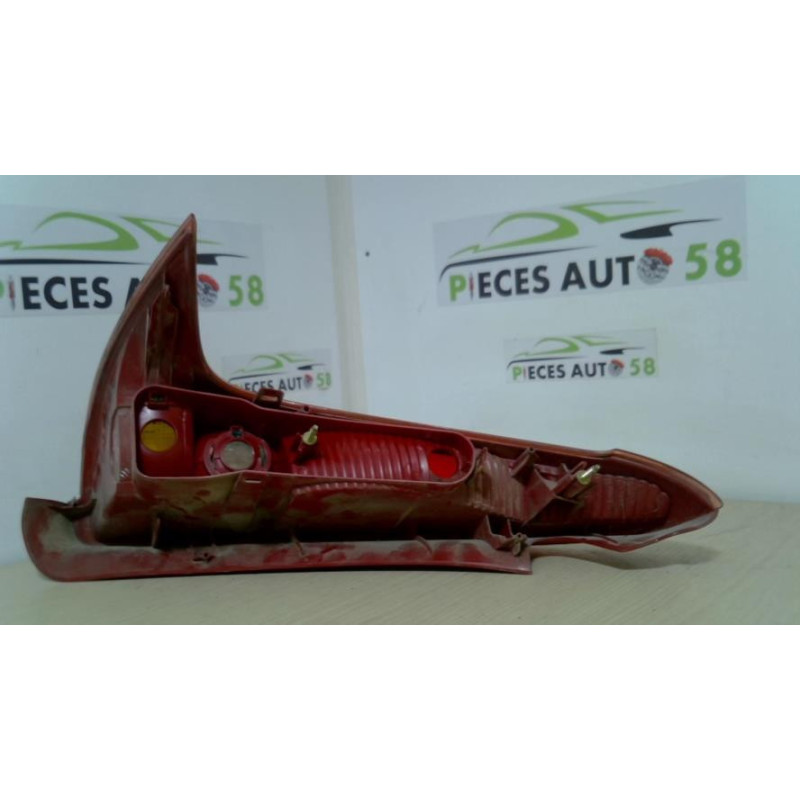 Feu arriere principal droit (feux) PEUGEOT 206 PHASE 1 BREAK d’occasion