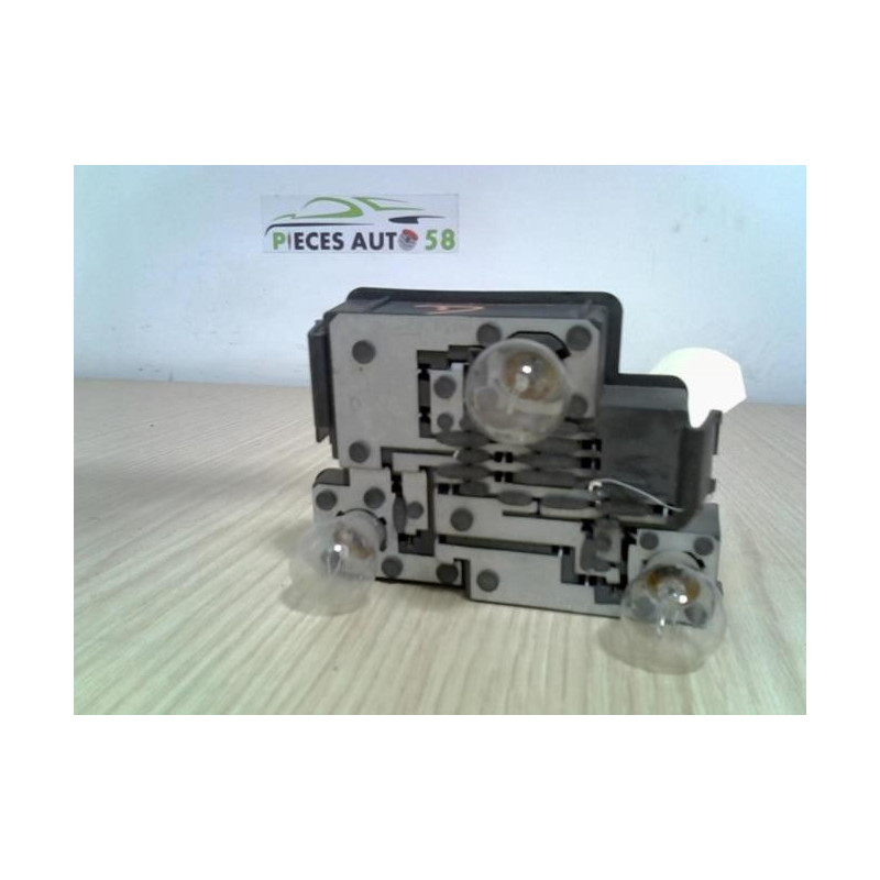 Platine feu arriere droit CITROEN XANTIA PHASE 2 BREAK d’occasion