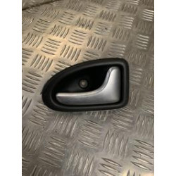 Poignee interieur avant droit RENAULT CLIO 2 CAMPUS PHASE 1 d’occasion