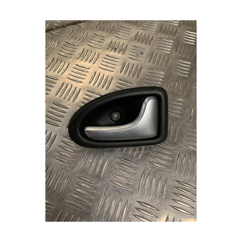 Poignee interieur avant droit RENAULT CLIO 2 CAMPUS PHASE 1 d’occasion