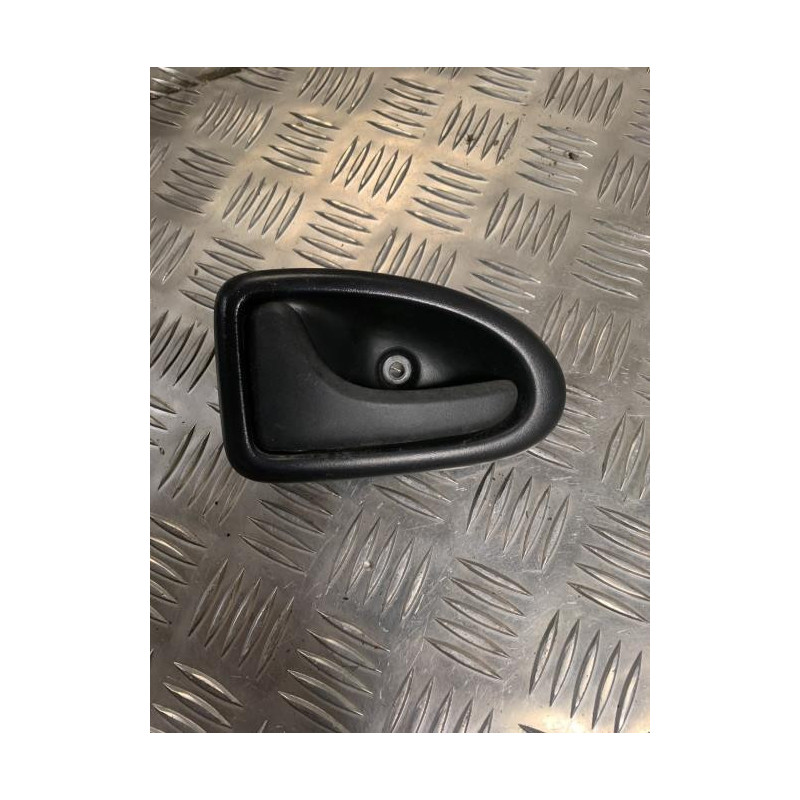 Poignee interieur avant gauche RENAULT CLIO 2 CAMPUS PHASE 1 d’occasion