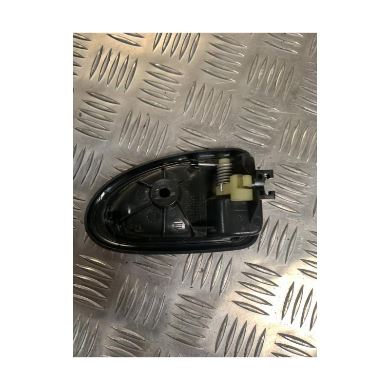 Poignee interieur avant gauche RENAULT CLIO 2 CAMPUS PHASE 1 d’occasion