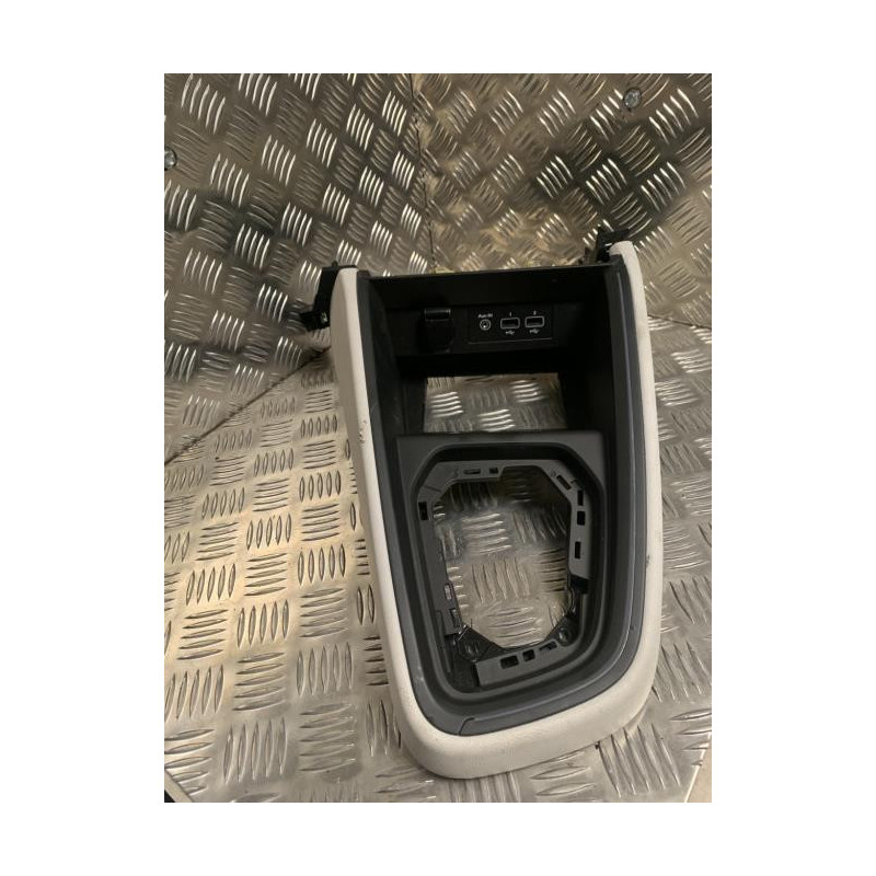 Console central (interieur plastique) RENAULT  d’occasion