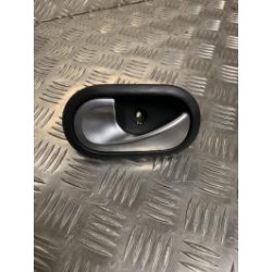 Poignee interieur avant gauche RENAULT CLIO 3 PHASE 1 d’occasion