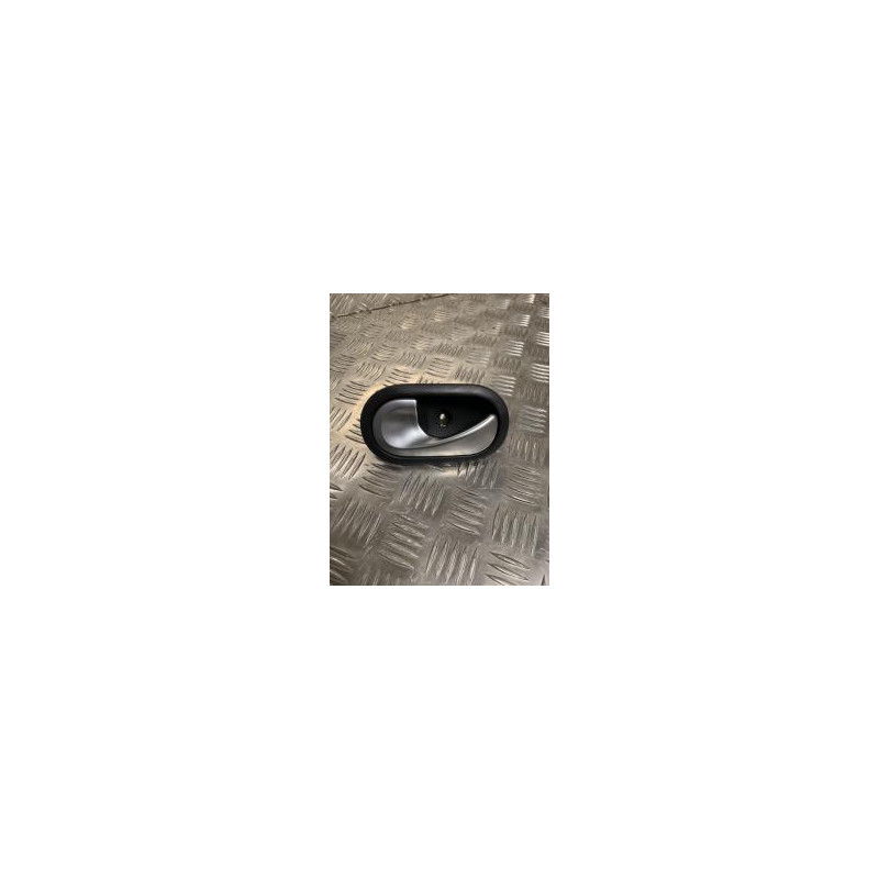 Poignee interieur avant gauche RENAULT CLIO 3 PHASE 1 d’occasion
