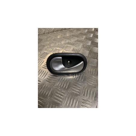 Poignee interieur avant gauche RENAULT CLIO 3 PHASE 1 d’occasion