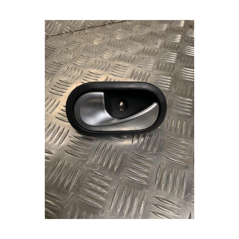 Poignee interieur avant gauche RENAULT CLIO 3 PHASE 1 d’occasion