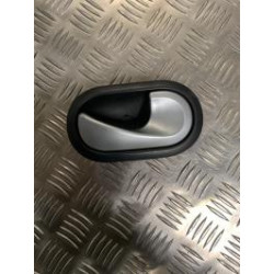 Poignee interieur avant droit RENAULT CLIO 3 PHASE 2 d’occasion