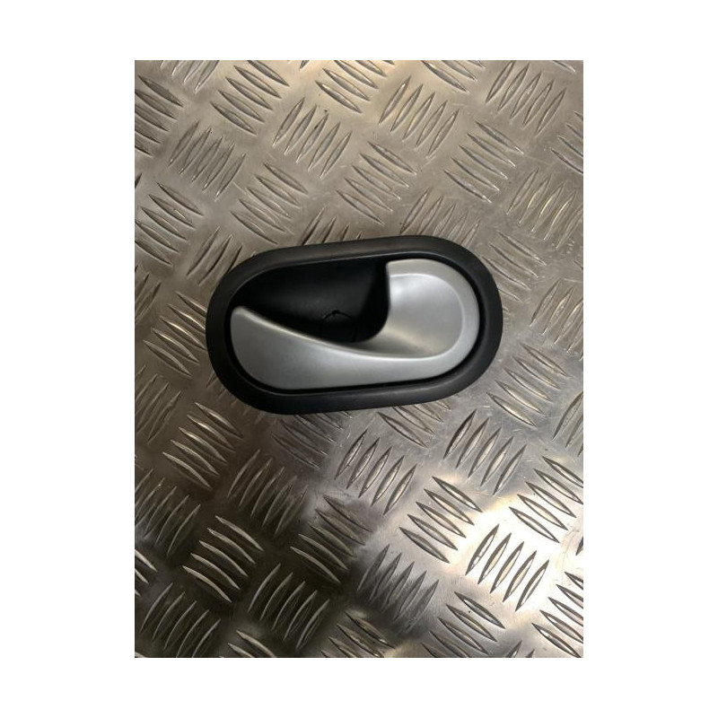 Poignee interieur avant droit RENAULT CLIO 3 PHASE 2 d’occasion