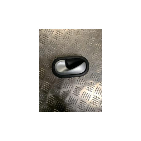 Poignee interieur avant gauche RENAULT CLIO 3 PHASE 2 d’occasion