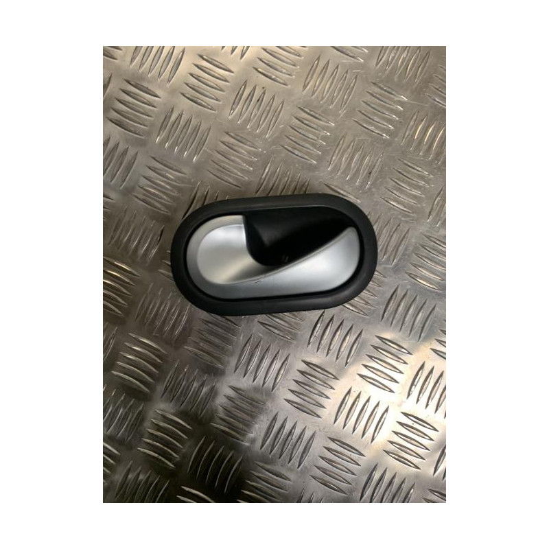 Poignee interieur avant gauche RENAULT CLIO 3 PHASE 2 d’occasion