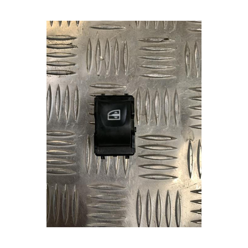 Interrupteur de leve vitre avant droit RENAULT CLIO 4 PHASE 1 d’occasion