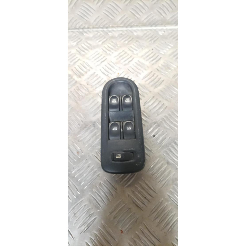 Interrupteur de leve vitre avant gauche RENAULT CLIO 3 PHASE 1 BREAK d’occasion