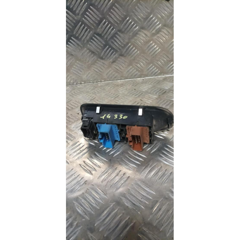 Interrupteur de leve vitre avant gauche RENAULT CLIO 3 PHASE 1 BREAK d’occasion