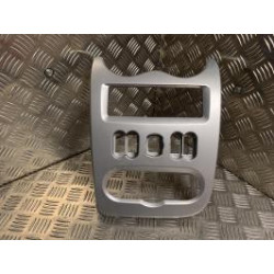 Console central (interieur plastique) DACIA SANDERO 1 d’occasion