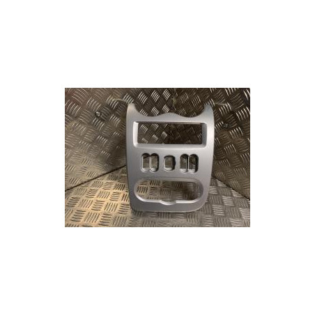 Console central (interieur plastique) DACIA SANDERO 1 d’occasion
