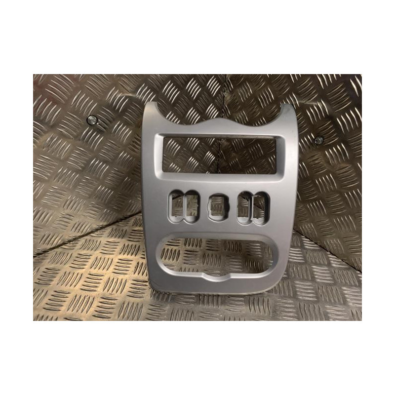 Console central (interieur plastique) DACIA SANDERO 1 d’occasion