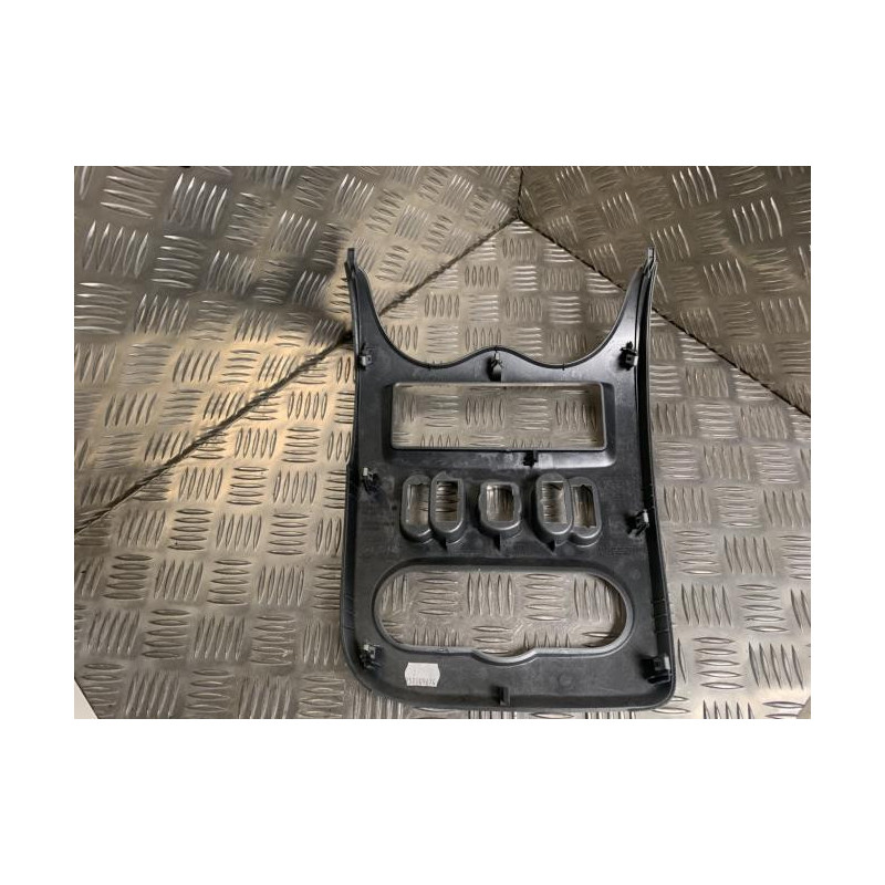 Console central (interieur plastique) DACIA SANDERO 1 d’occasion