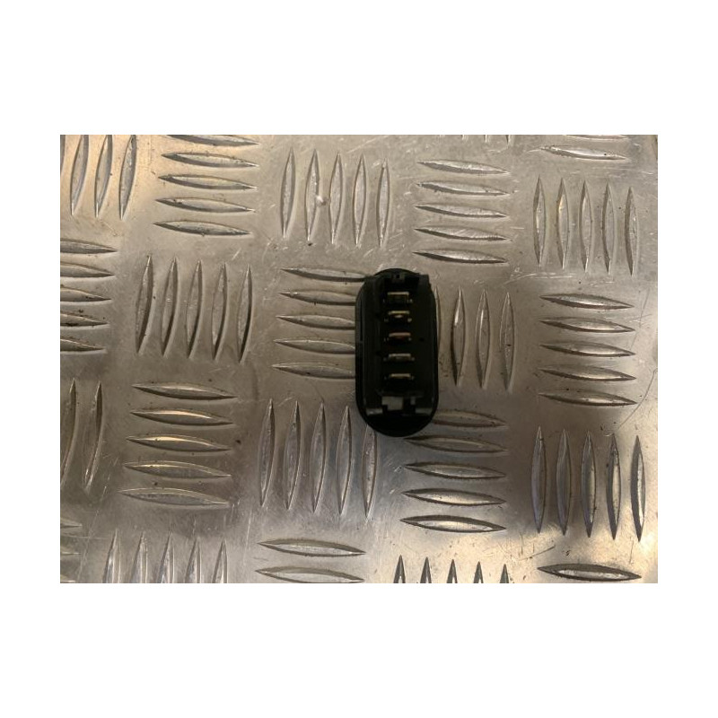 Interrupteur de leve vitre avant droit DACIA SANDERO 1 d’occasion