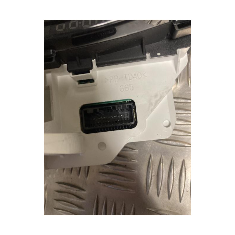 Compteur TOYOTA YARIS 2 PHASE 1 d’occasion