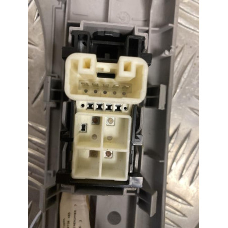 Interrupteur de leve vitre avant droit TOYOTA YARIS 2 PHASE 1 d’occasion