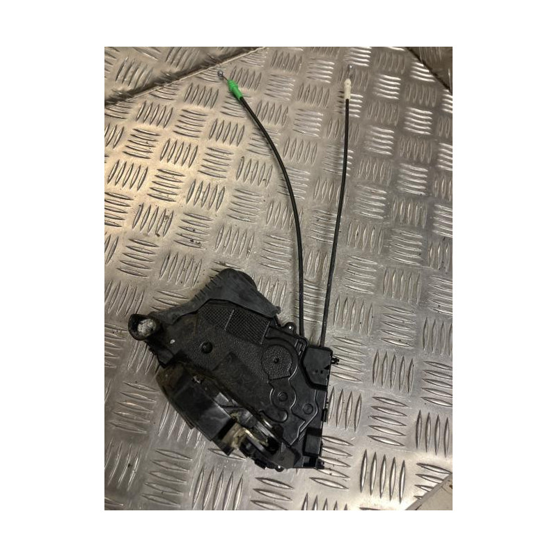 Serrure avant droit TOYOTA YARIS 2 PHASE 1 d’occasion
