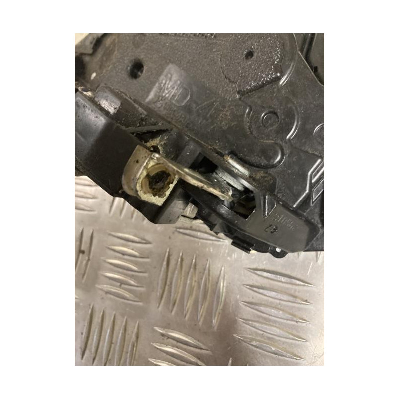 Serrure avant droit TOYOTA YARIS 2 PHASE 1 d’occasion
