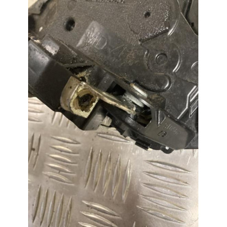 Serrure avant droit TOYOTA YARIS 2 PHASE 1 d’occasion
