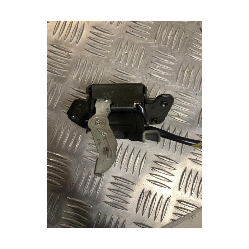 Serrure de coffre TOYOTA YARIS 2 PHASE 1 d’occasion