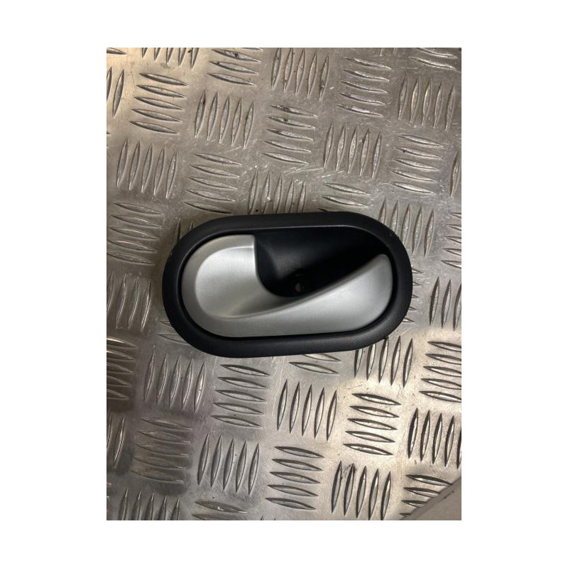 Poignee interieur arriere gauche RENAULT CLIO 3 PHASE 1 BREAK d’occasion