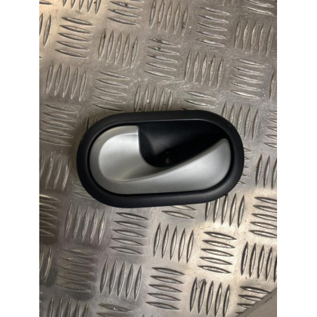 Poignee interieur arriere gauche RENAULT CLIO 3 PHASE 1 BREAK d’occasion